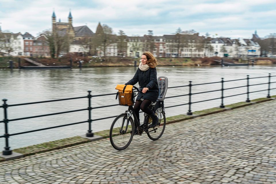 Fietsen langs de Maas vrouw
