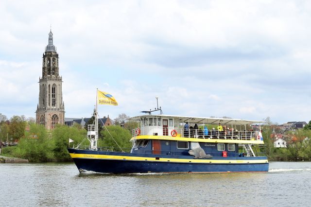 De Blauwe Bever vaart naar Rhenen om daar aan te leggen voor een excursie door het oude stadje en de Cuneratoren.