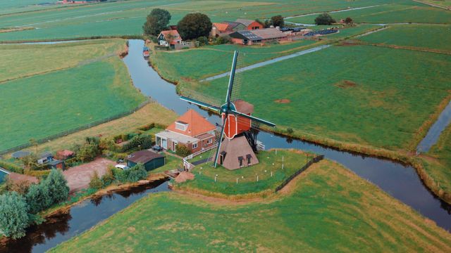 Luchtfoto van de voorkant van de Rode Molen in Oud Ade