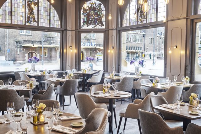 Kom heerlijk lunchen, dineren of genieten van een high tea in ons sfeervolle Grand Restaurant de l'Empereur of kom gezellig een drankje doen aan onze bar!