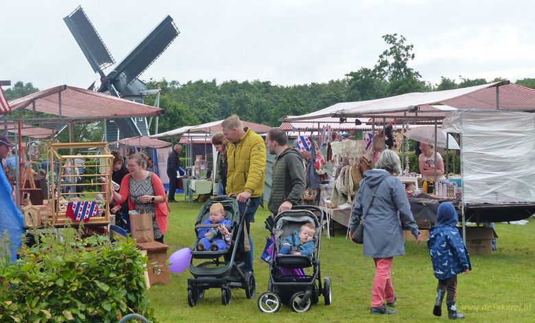 Zomermarkt met molen
