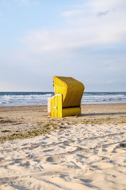 Stranbdstoel op strand Vlieland