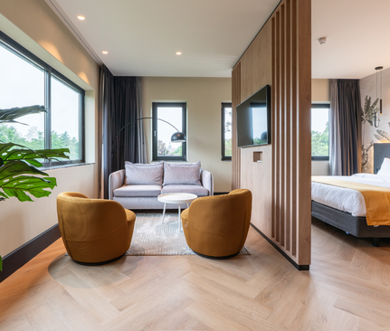 In onze suite is alles extra! Je hebt niet alleen extra ruimte, maar ook een knusse keuken met een gezellige eettafel. En de badkamer is niet alleen extra luxe, maar ook voorzien van een heerlijk ligbad. Je zou er eigenlijk willen wonen!