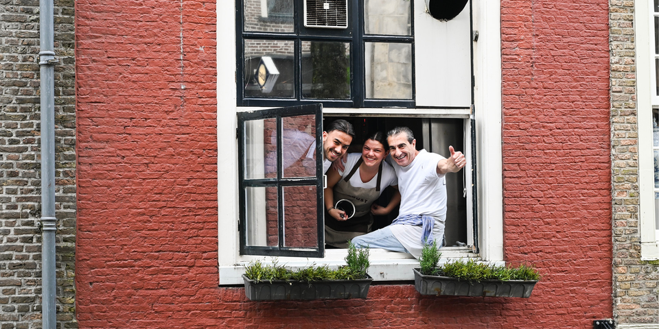 Drie collega's van een restaurant in Delft