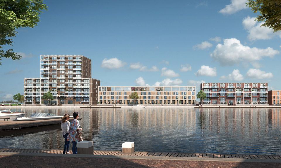 De Havenkade vanaf een steiger met aan de overkant van het water woningen in Dronten, Flevoland