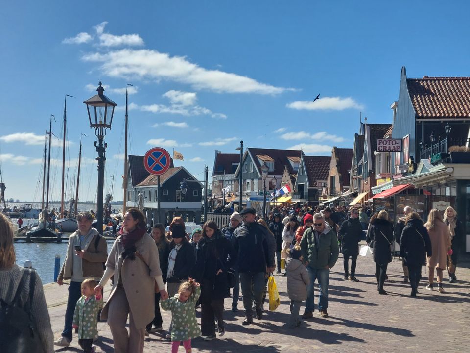 De haven van Volendam vol met mensen