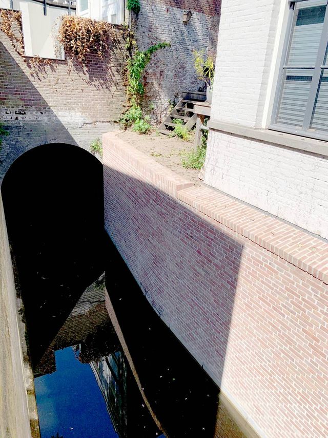 De vernieuwde kademuur te zien vanaf het Volderstraatje.