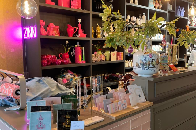 Geschenke an der Theke bei ZiNN in Emmen.