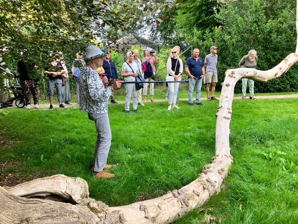 De gids geeft uitleg