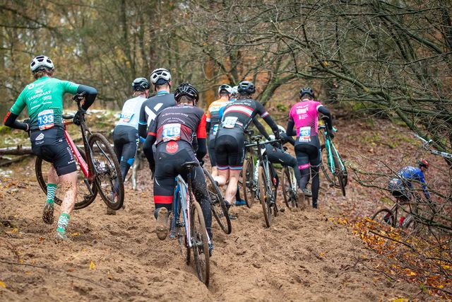 Cyclo crossers in actie op een zandpad