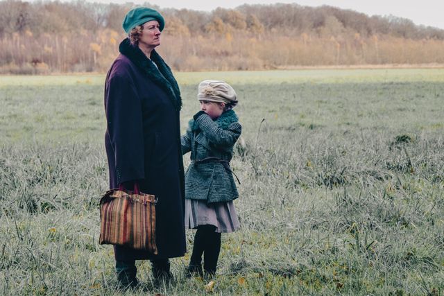 De vrouw op deze foto is Annette Eikens en het meisje Liz Siekman. Beide actrices acteren in de musical De opgejaagden die komende 2, 3, & 4 mei gaat spelen in Het Atlas theater te Emmen.