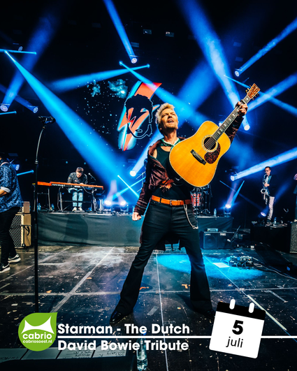 Een concert met een man die gitaar speelt