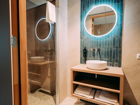 Badkamers zijn voorzien van inloopdouche, toilet, wastafel, föhn