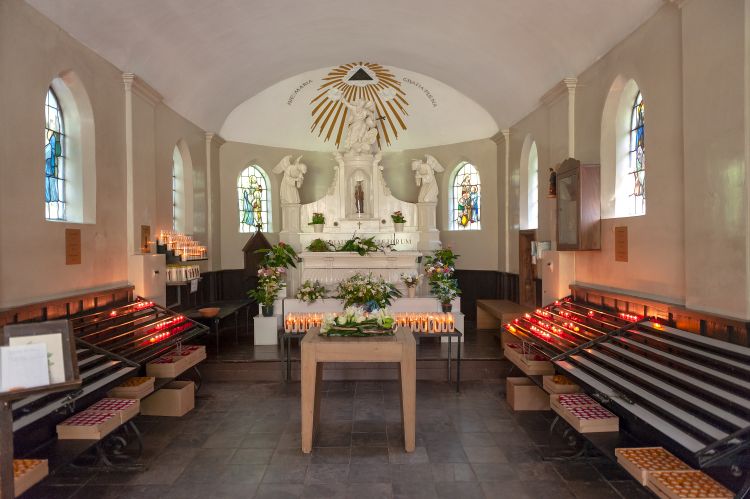 kapel Heilige Eik met brandende kaarsen