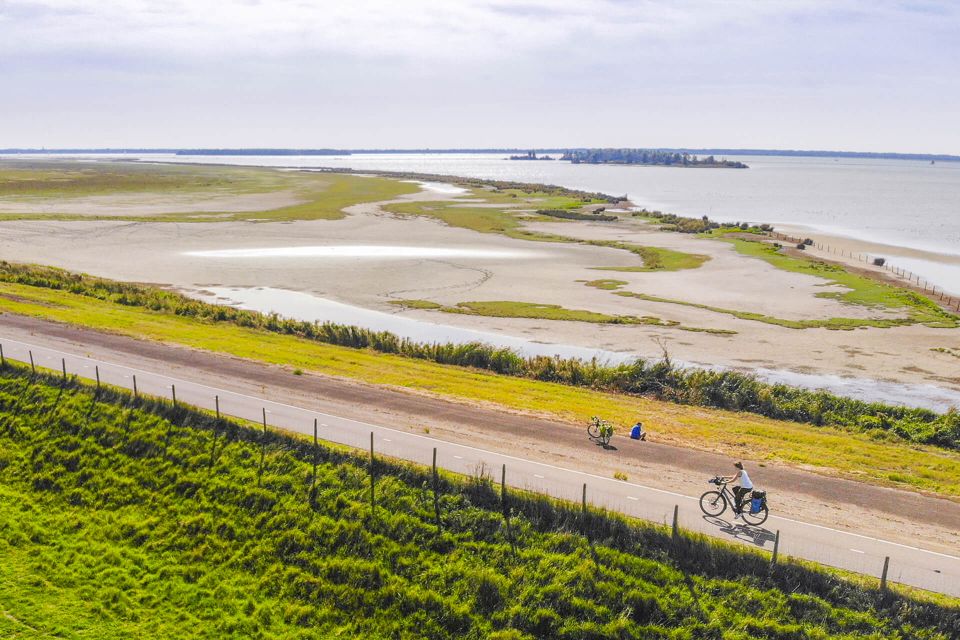 fietsers met uitzicht over het Volkerak bij de Krammerse Slikken