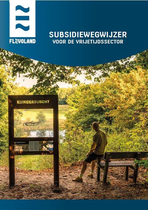 De voorkant van de brochure 'Subsidiewegwijzer voor de vrijetijdssector' met daarop een foto van een man die op een heuvel in het bos geniet van het uitzicht