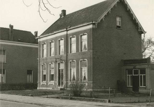 Jonkheer Victor de Kuijper laat in 1874 bovendien een statig woonhuis bouwen in de Hoogstraat