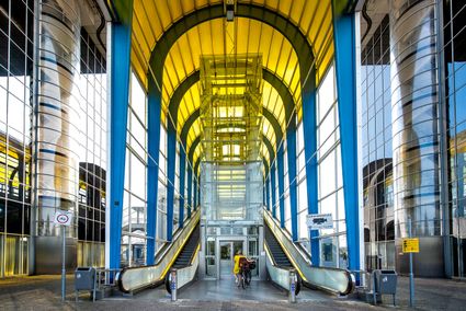 Mandelabrug aan de voorkant waar je naar binnen kunt met de roltrappen.