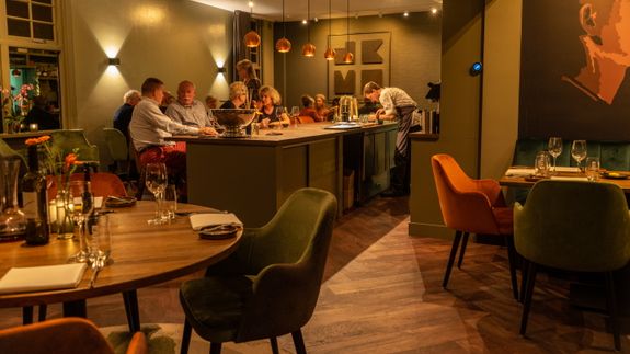 Mensen zitten in het restaurant