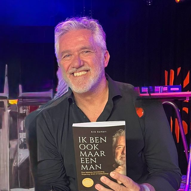 Schrijver Erik Eerhart met boek 'Ik ben ook maar een man'