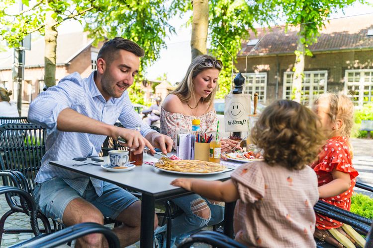 Smullen op het terras bij Herberghe de Coeckepanne