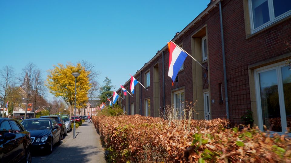 Nederlandse vlag aan de gevels in Vught