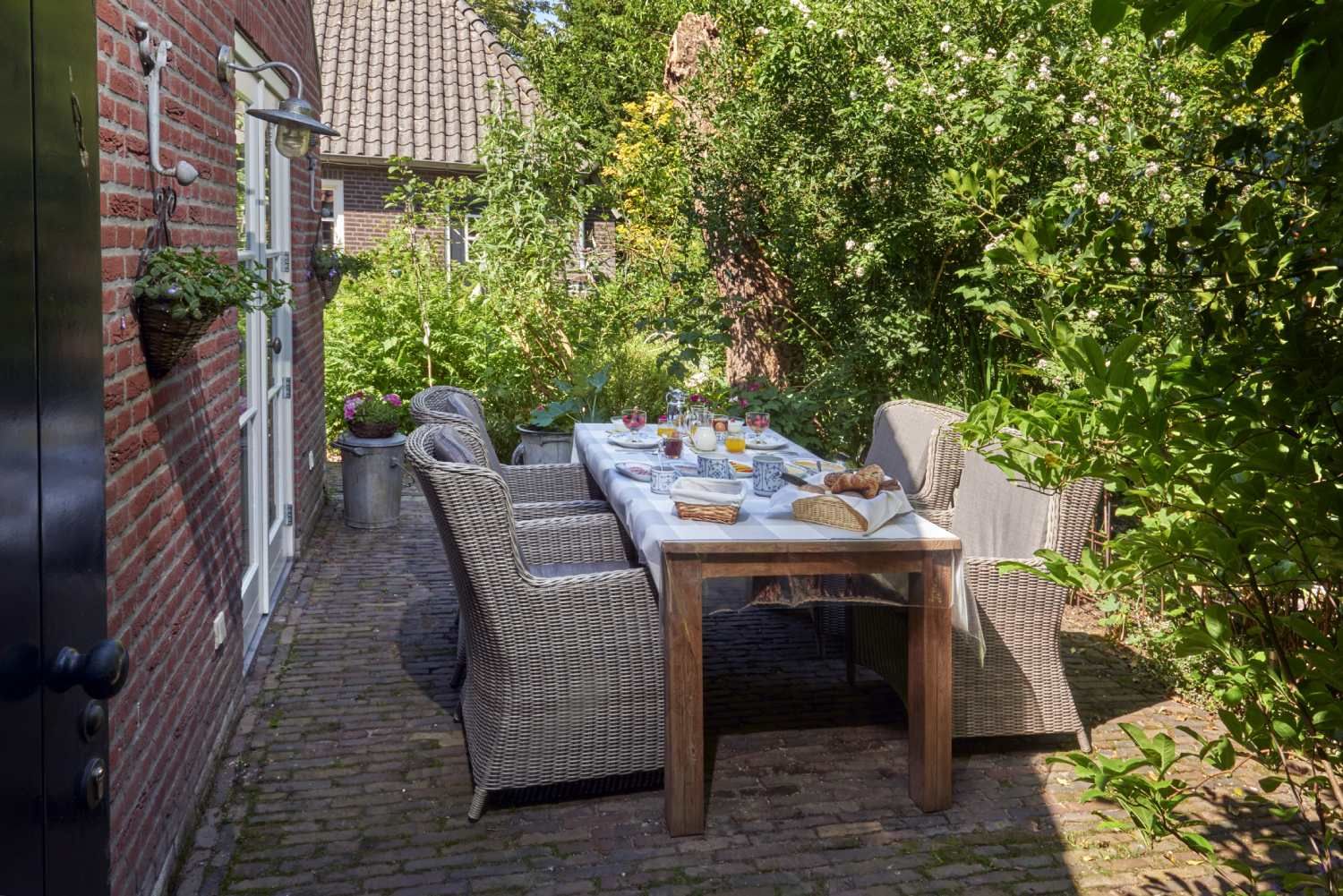 Het terras gedekt voor het ontbijt