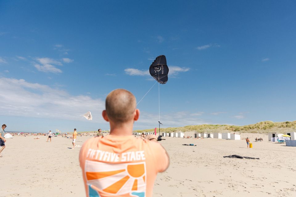 Vliegeraar op strand westland