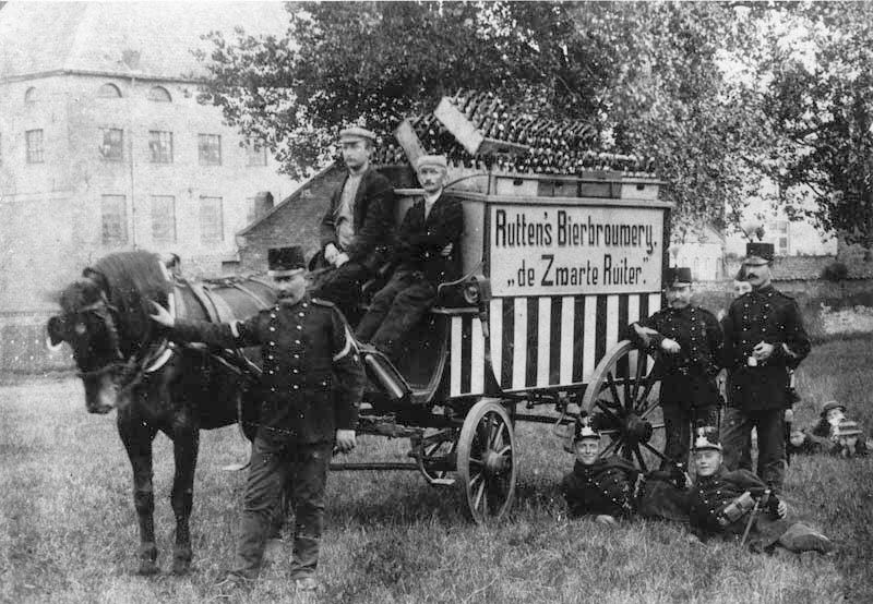 1900. Bonnefantenstraat. Noord Oosten. Wagen van Rutten&#039;s bierbrouwerij &quot;de Zwarte Ruiter&quot; gevestigd aan de Brusselseweg 23 Maastricht.