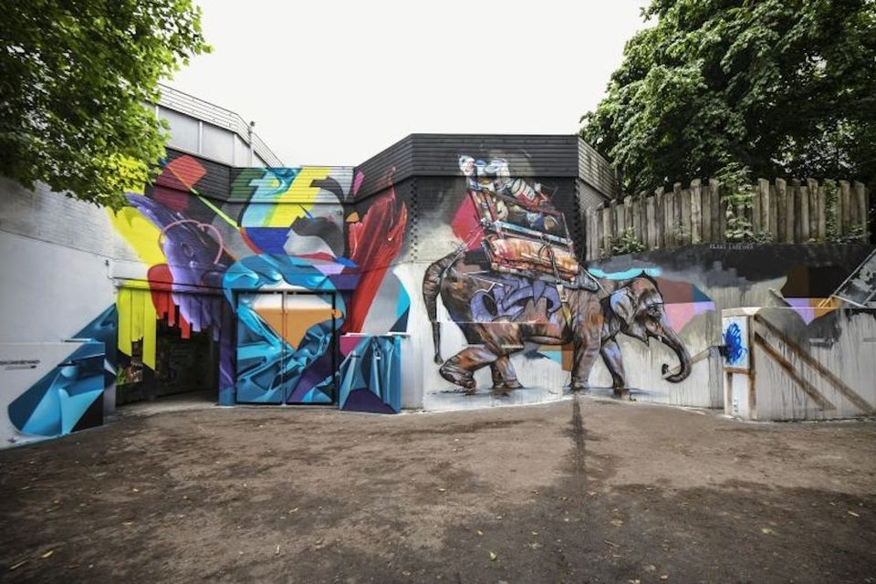 Een muurschildering in een voormalig olifantenverblijf in het Rensenpark in Emmen.