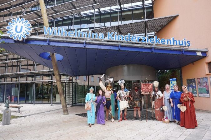 Een groep re-enactors voor de toegang van het Wilhelmina Kinderziekenhuis in Utrecht.