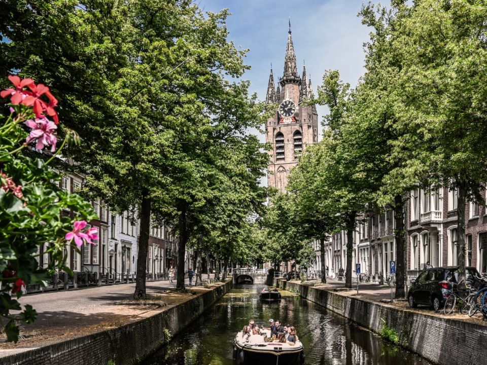Gracht in Delft met de Oude Kerk op de achtergrond