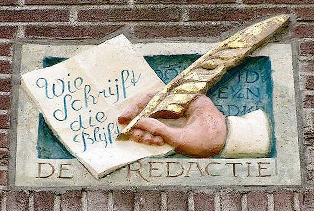 Gevelsteen van een brief in Monnickendam