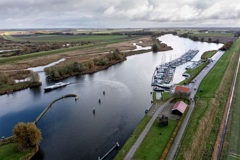 Een luchtfoto van het sluizencomplex Benedensas in Steenbergen.