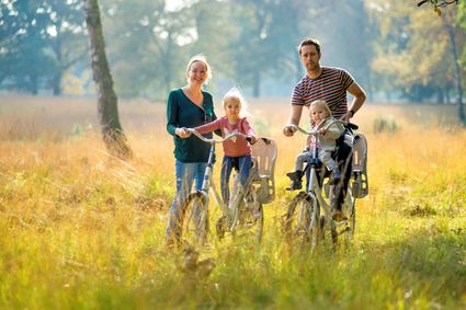 Ouders met jonge kinderen op de fiets