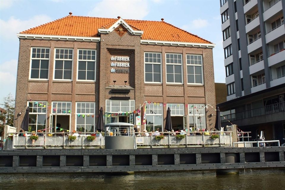 Filmtheater de Fabriek vanaf het water