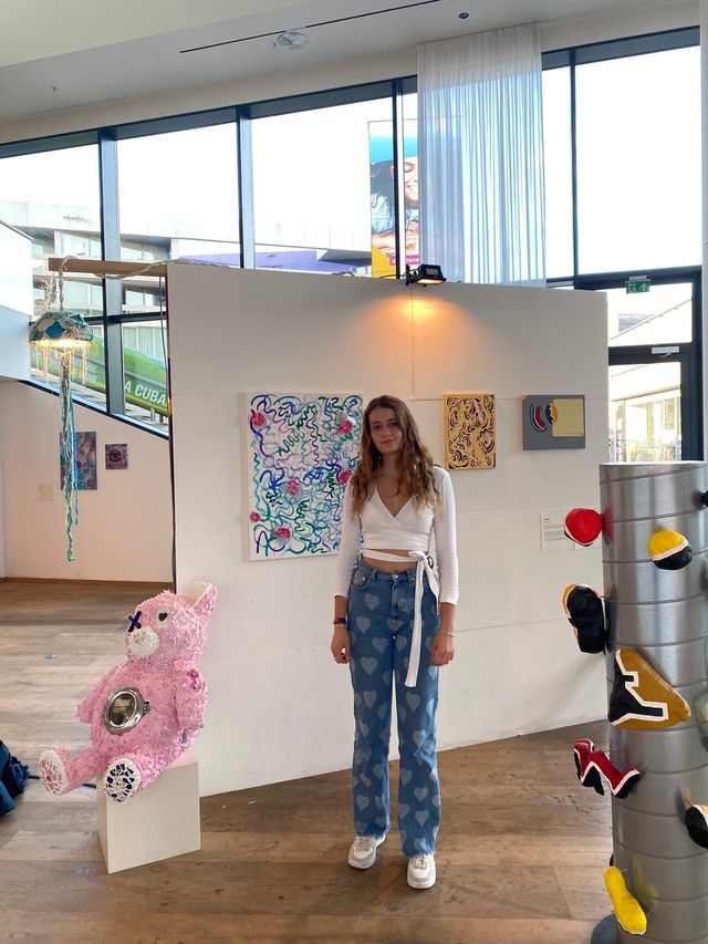 Elle Meijer en haar kunstwerken bij de Nieuwe Makers expo in Almere Centrum.
