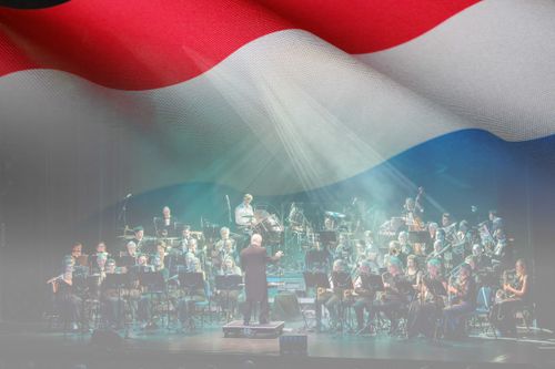 Een vlag met daarachter een orkest die aan het spelen is
