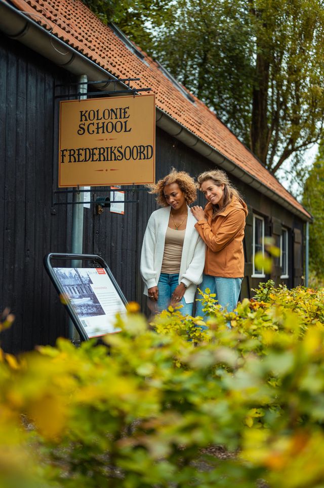 Stel bij Kolonieschooltje in Frederiksoord