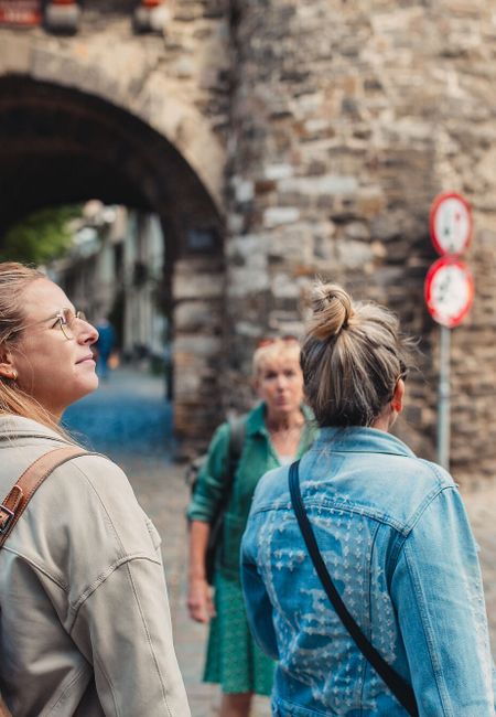 Helpoort Maastricht groep met gids rondleiding stadswandeling