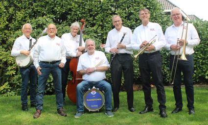 Radiotown Jazz band samen op de foto