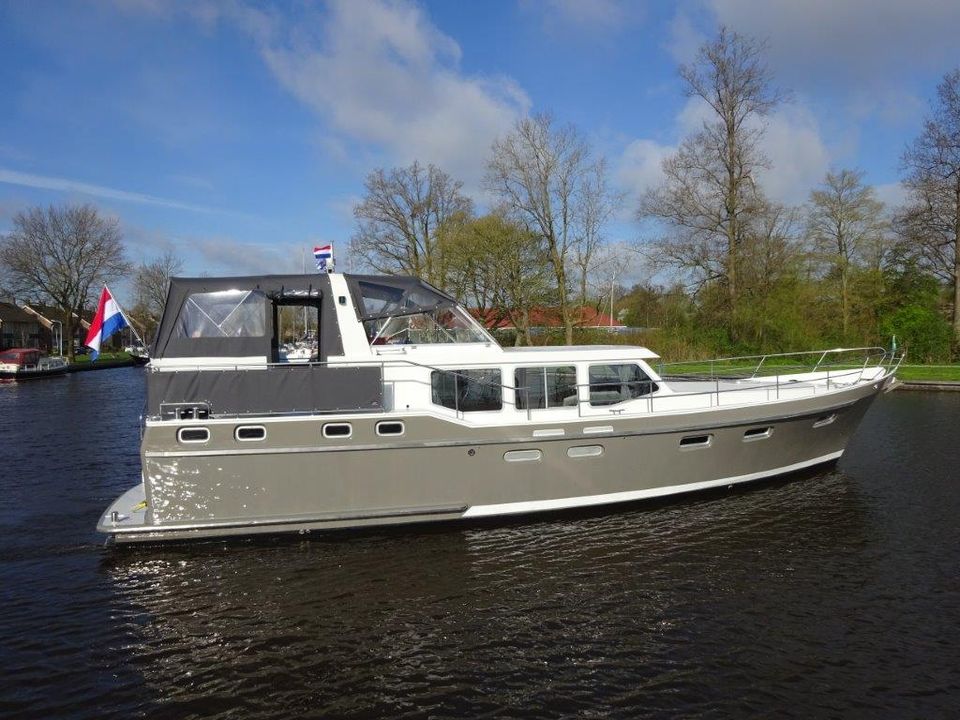 Een motorboot van Zijda Yachting in Jirnsum die op het water vaart.