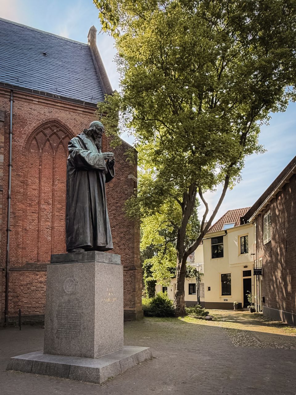 Het standbeeld van Comenius voor de Grote Kerk in Naarden