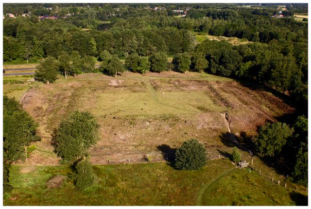 De Schans in Roswinkel herinnert aan de verdedigingswerken van vroeger. Ontdek de sporen van deze bijzondere geschiedenis en geniet van het karakteristieke landschap waar natuur en historie samenkomen.
