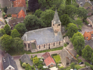 Het letterlijke middelpunt van Diever. De eerste bouwsels stammen uit 1100. 's Avonds wordt deze prachtige kerk mooi uitgelicht. De nodige winkeltjes, terrassen en het OER museum liggen er omheen. Tussen knooppunten 51 en 80.