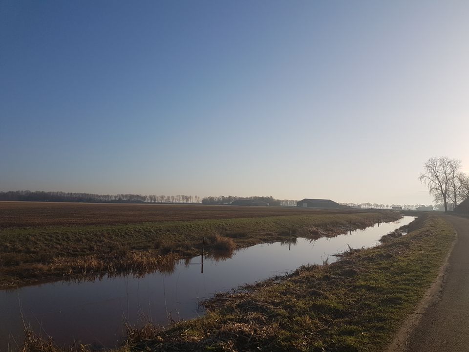 De kanalen van Zuidoost-Drenthe zijn onlosmakelijk verbonden met de geschiedenis van het veengebied. Fiets of wandel langs het water en ontdek karakteristieke dorpen, bruggen en sluizen.