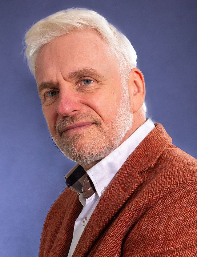 portretfoto van een man met grijs haar