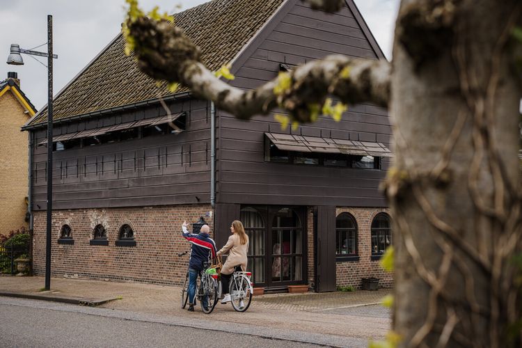 Sanne en opa voor de looischuur.