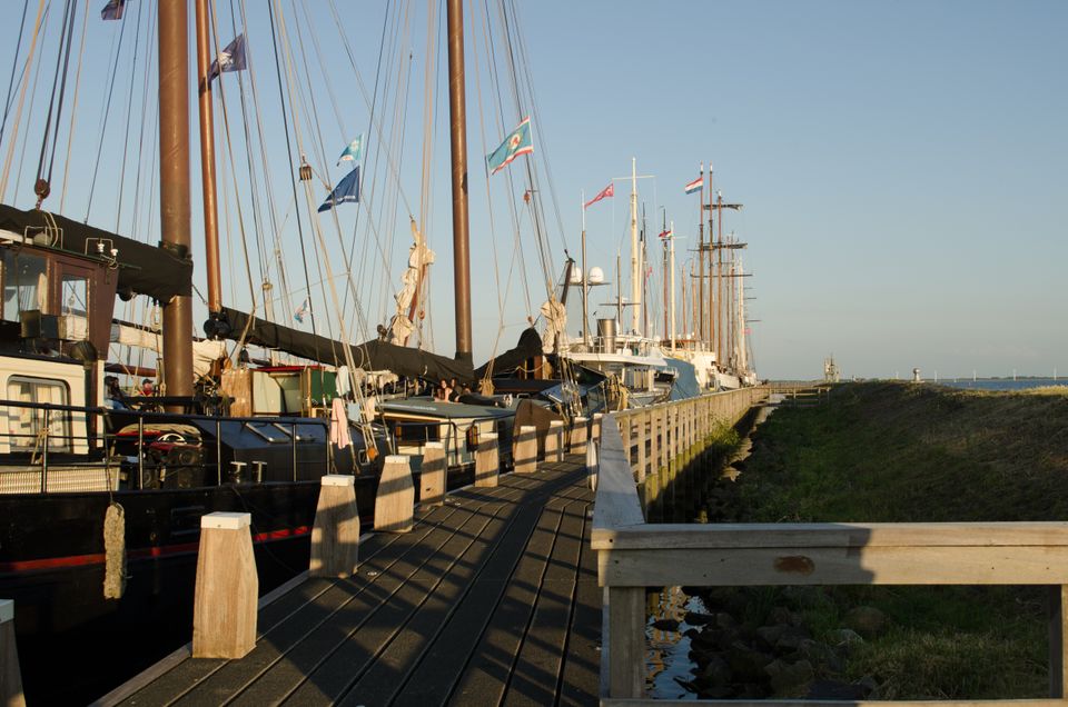 Schepen aan een stijger in de haven van Urk, Flevoland