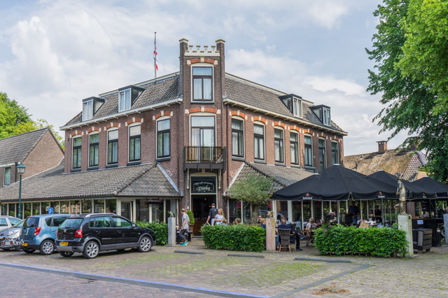 Een hotel in een authentiek gebouw aan de brink.
